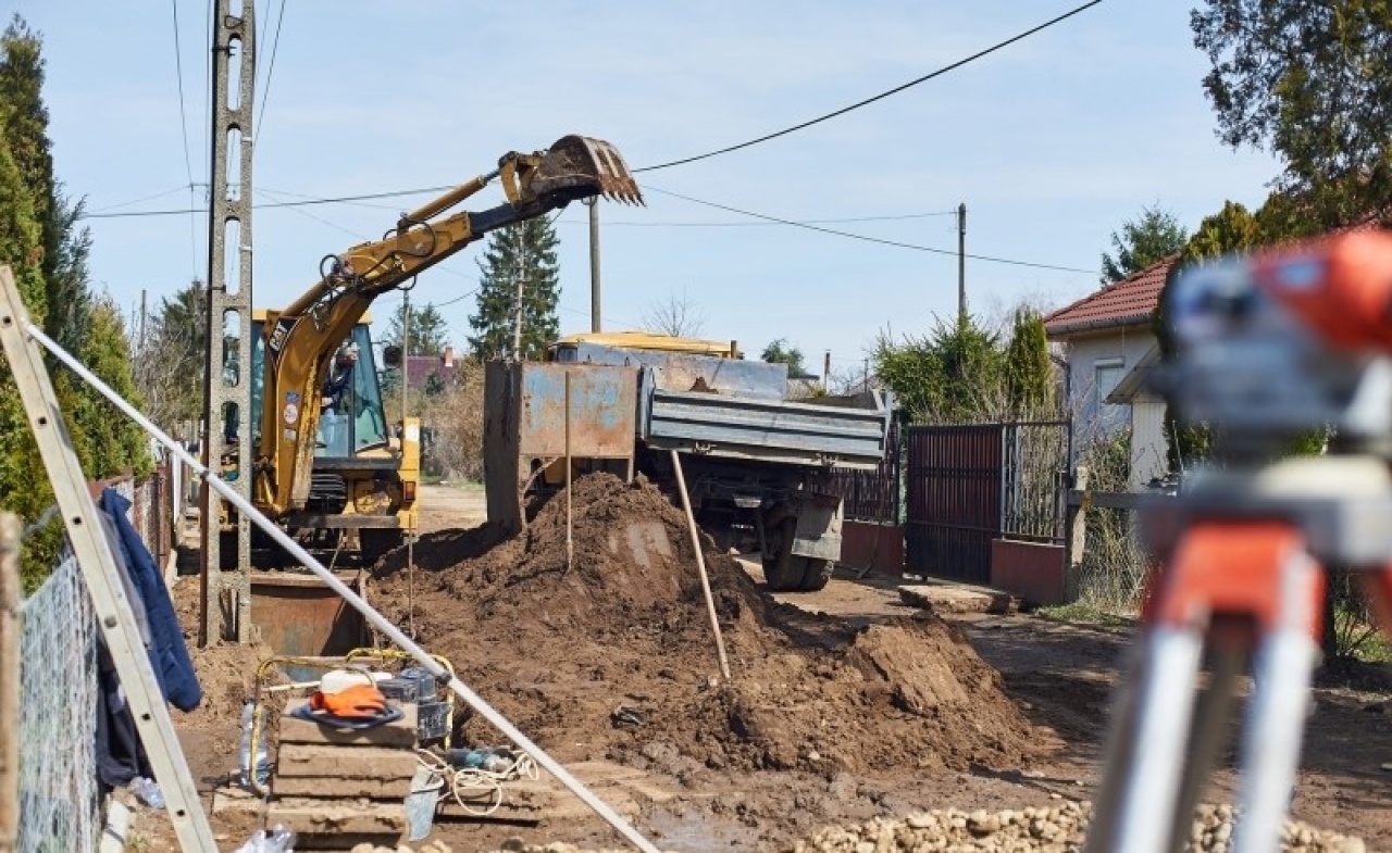 Kilenc utcában építenek önkormányzati forrásból új aszfaltutat, Oroson elkezdődött a munka