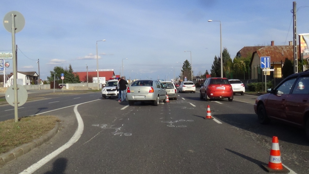 Hármas karambol történt a 41-es főút kivezető szakaszán