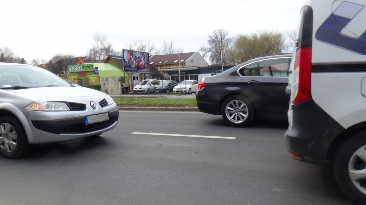 Ráfutásos baleset történt a Kert utcán