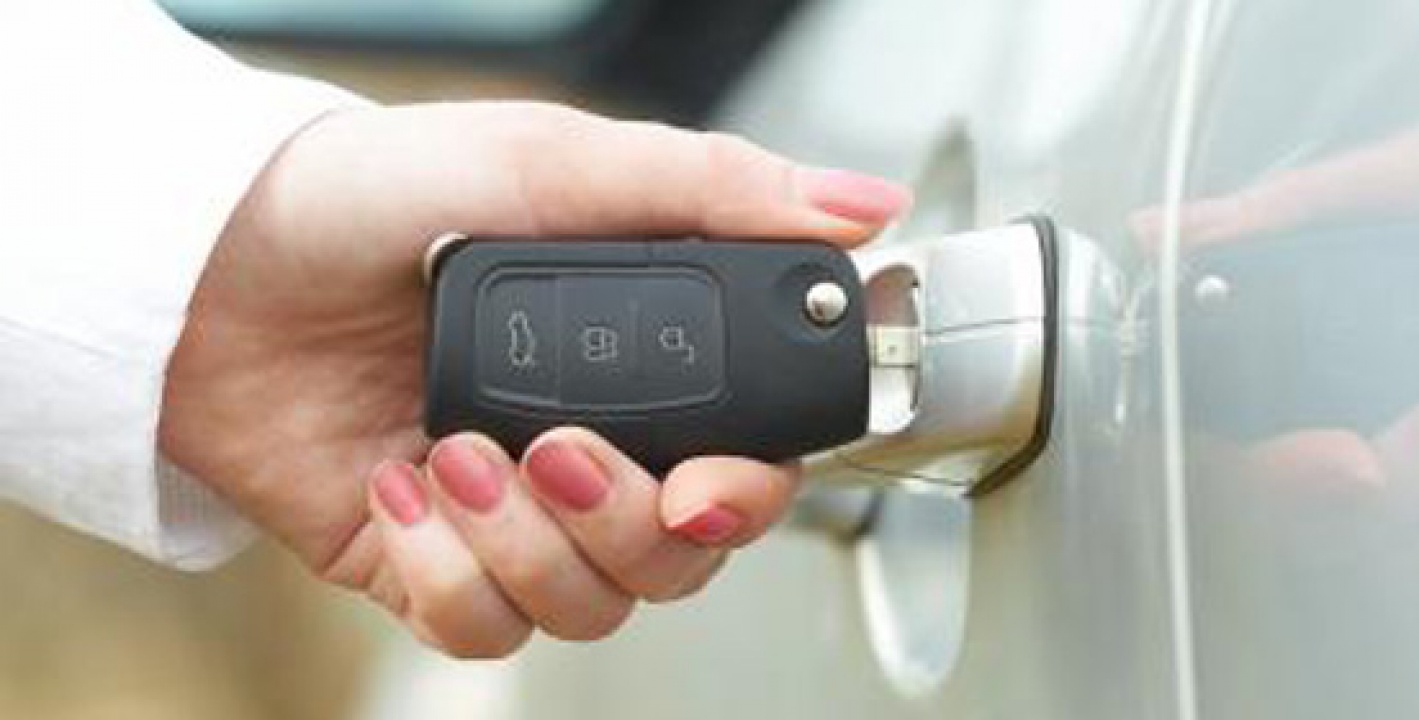 A csomagtartón keresztül menekítettek ki egy gépkocsiban rekedt gyermeket az Állomás téren