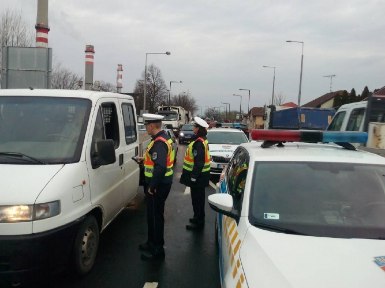 Közúti kontroll Nyíregyházán - közel 500 járművezetőt ellenőriztek