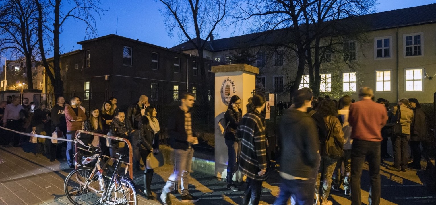 Az utolsó szavazók voksolnak, hamarosan jönnek az eredmények