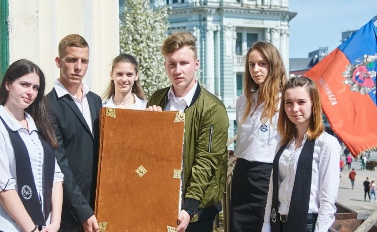 Idén is bejegyezték magukat az érettségizők a Ballagók Kapcsos Könyvébe