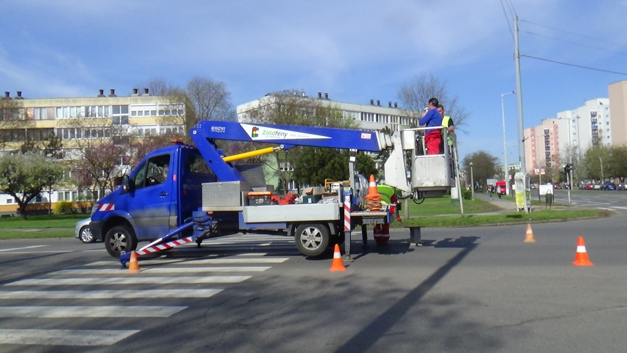 Cserélik a jelzőlámpák tartókábeleit, több ponton forgalomkorlátozásra kell számítani