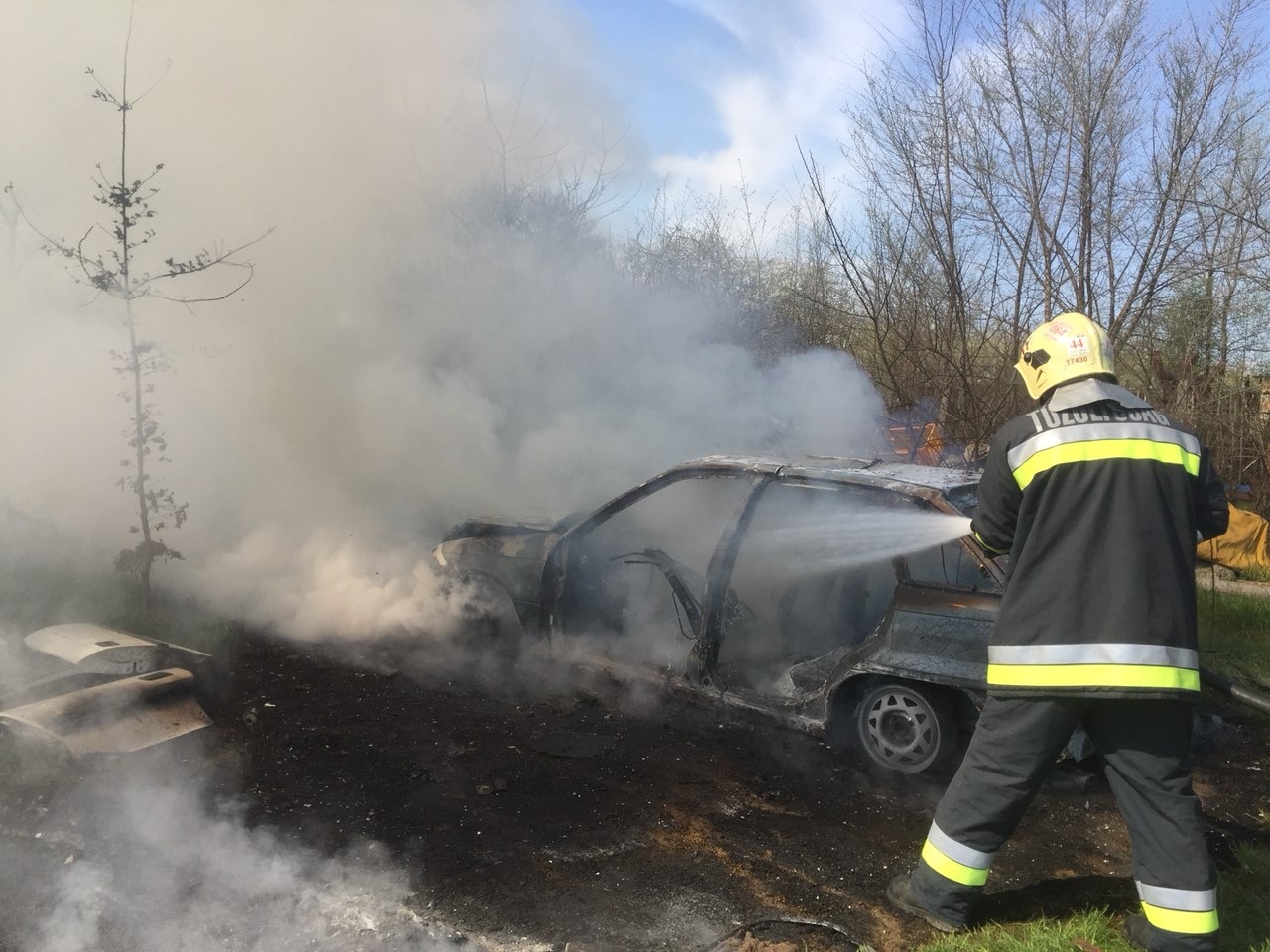 Méteres lángok csaptak fel egy autóból a Vasút utcában