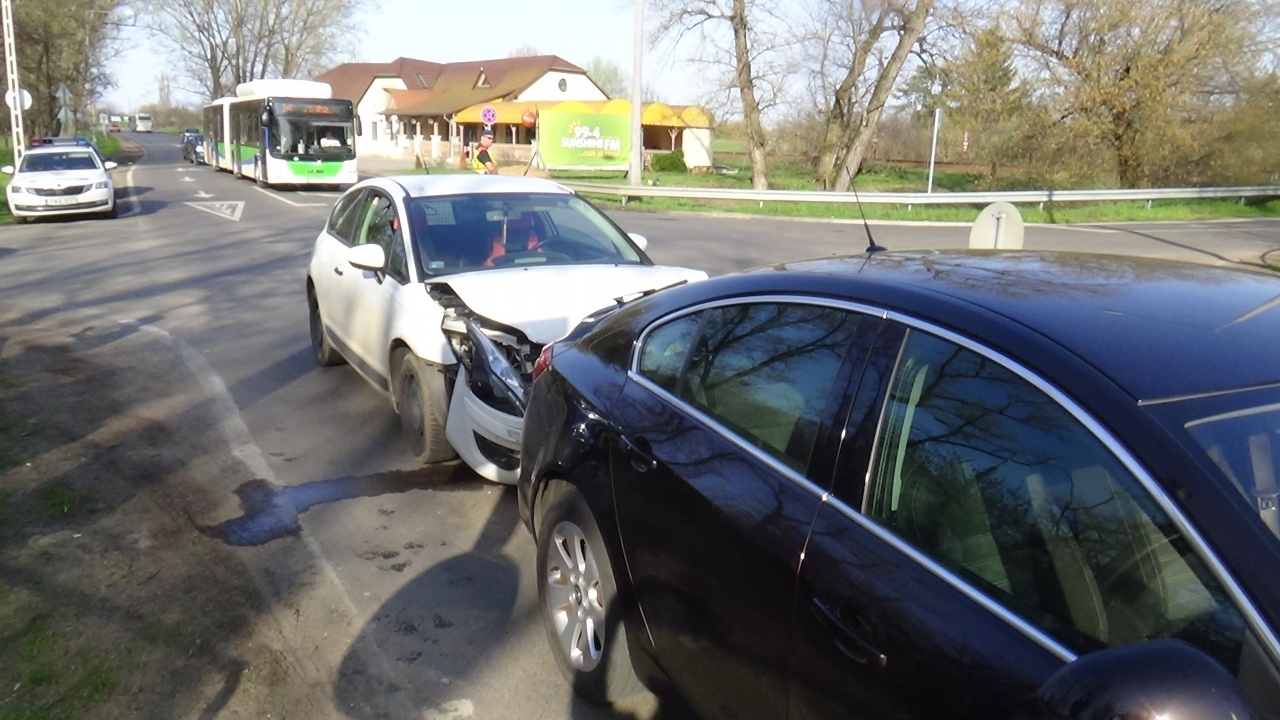 Átengedte a kerékpárost, a mögötte érkező belerohant