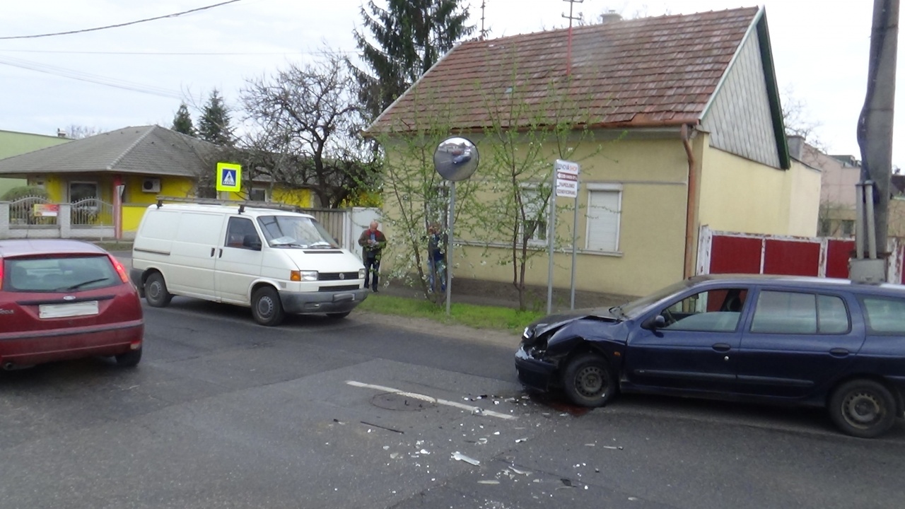 Jelentős anyagi kárral járó baleset történt a Derkovits utcán