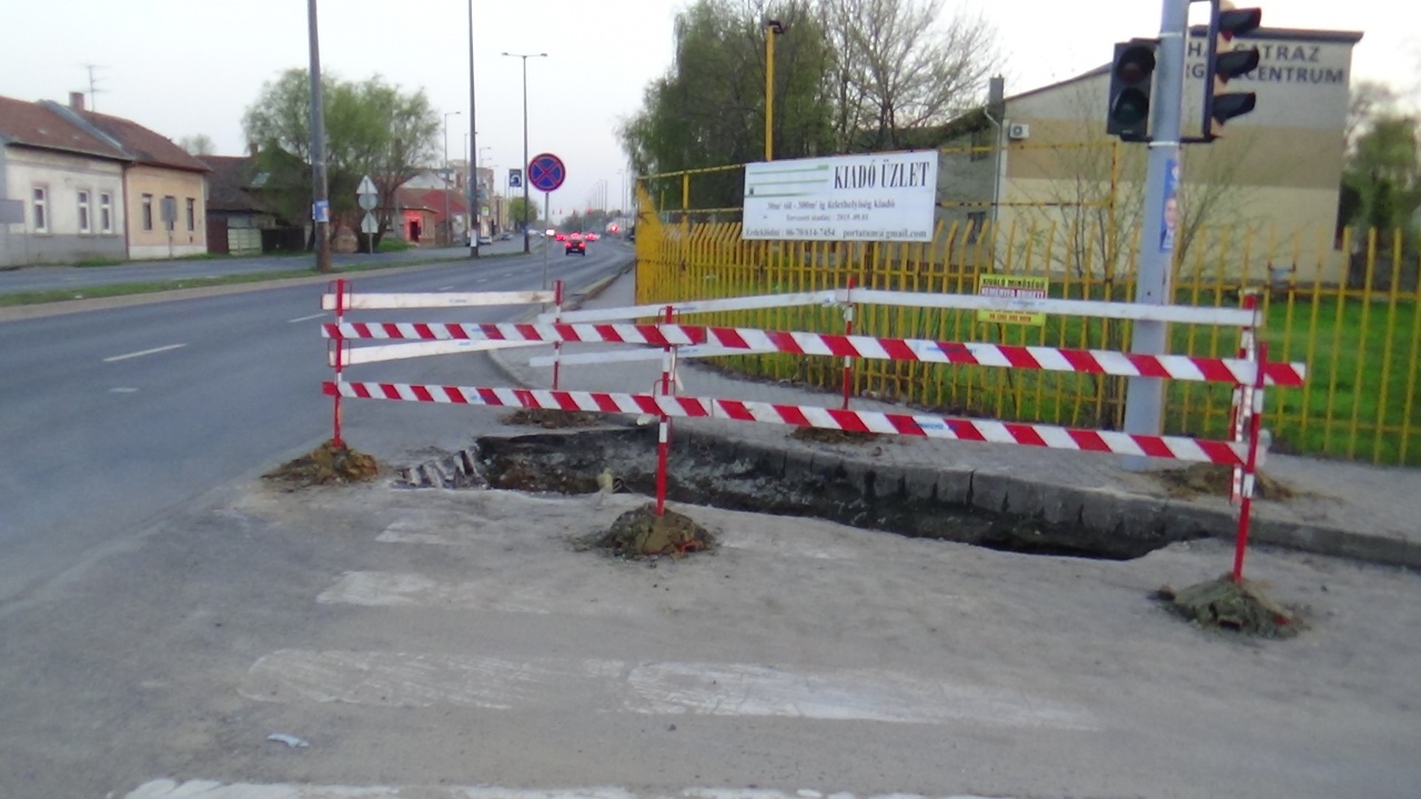 Forgalomkorlátozásra számíthatnak a közlekedők a László és a Liliom utca csomópontjában