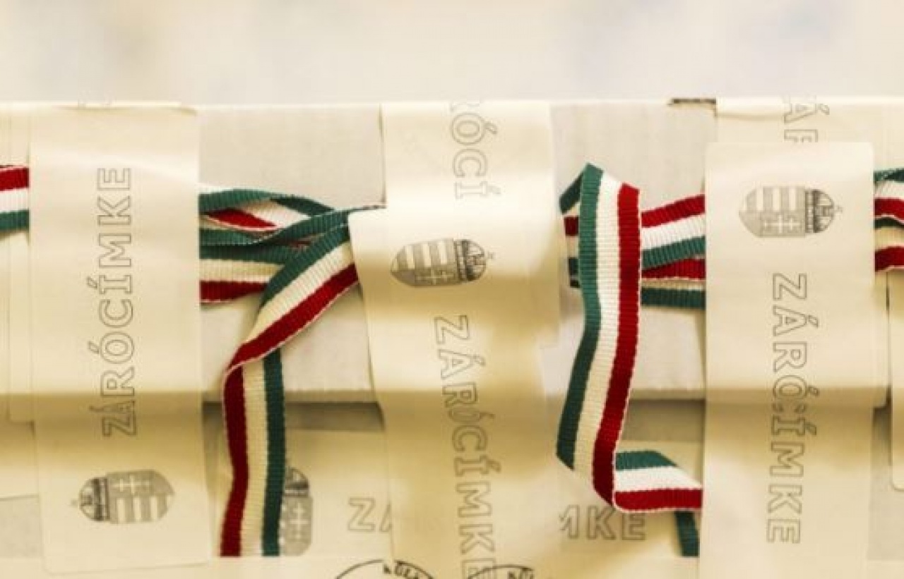 Megkezdődött a külképviseleti szavazatok átadása