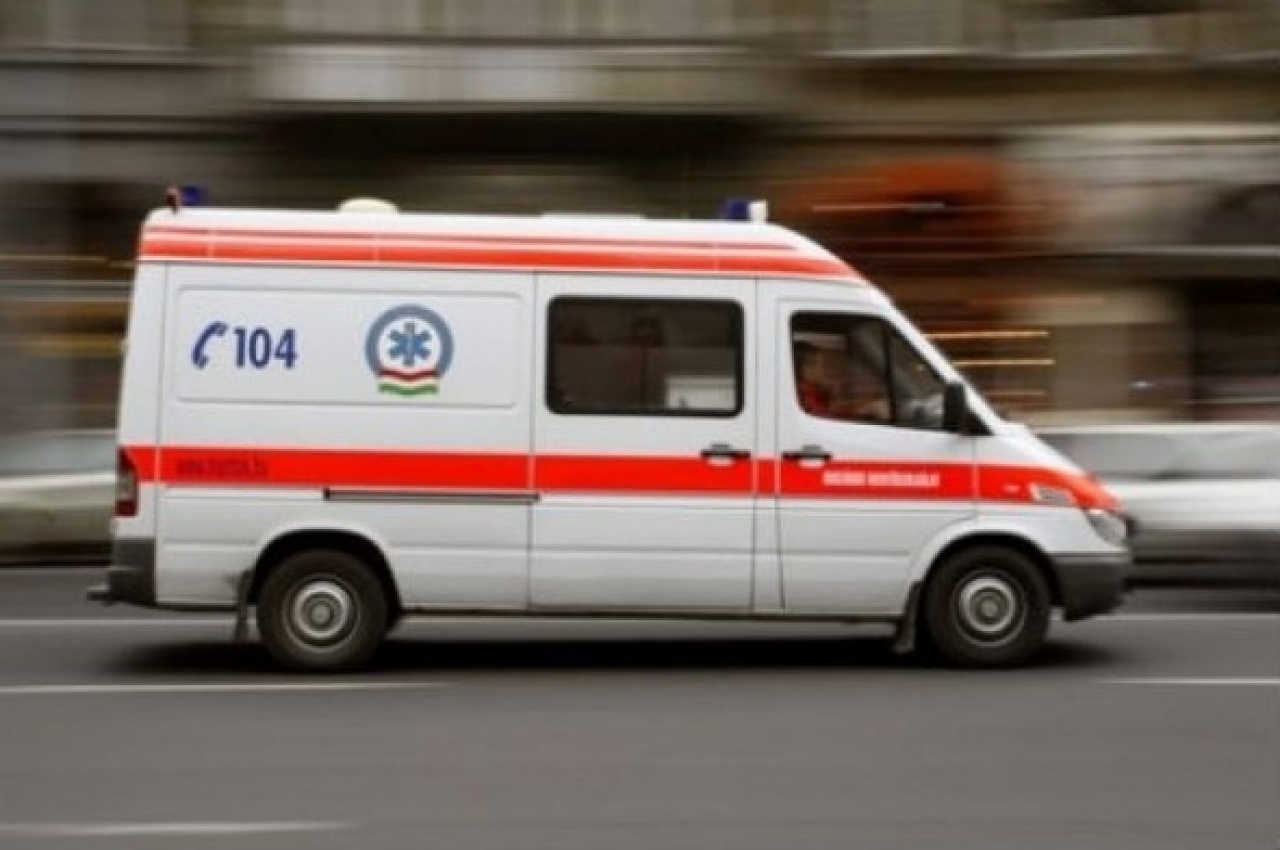 Árokba csapódott egy személygépkocsi a 4-es főúton, egy személyt kórházba szállítottak