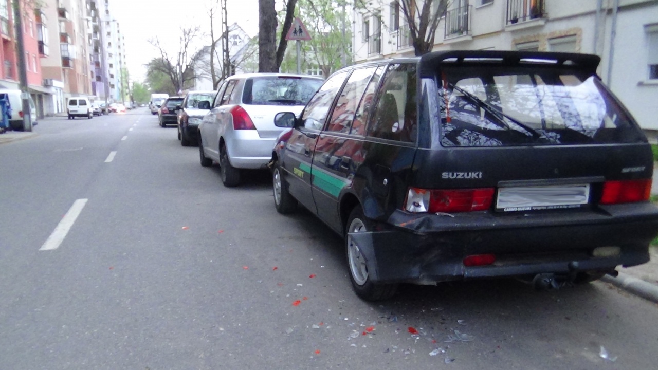 Álló autókba rohant egy személygépkocsi a Deák Ferenc utcán
