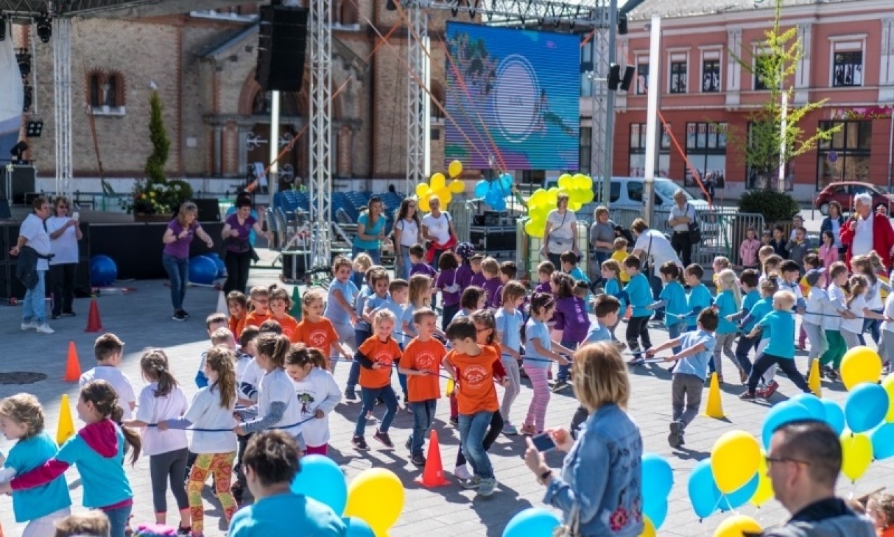 Megnyitóval, zenés programokkal és óvodás sorversennyel indult a Helló Nyíregyháza!