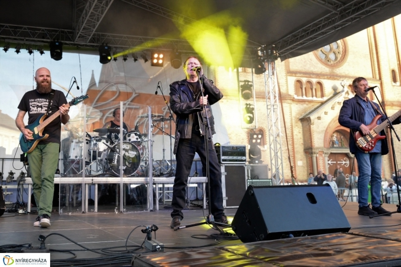 Fergeteges koncert a Bikinivel – Teltház a Helló Nyíregyháza nagyszínpada előtt