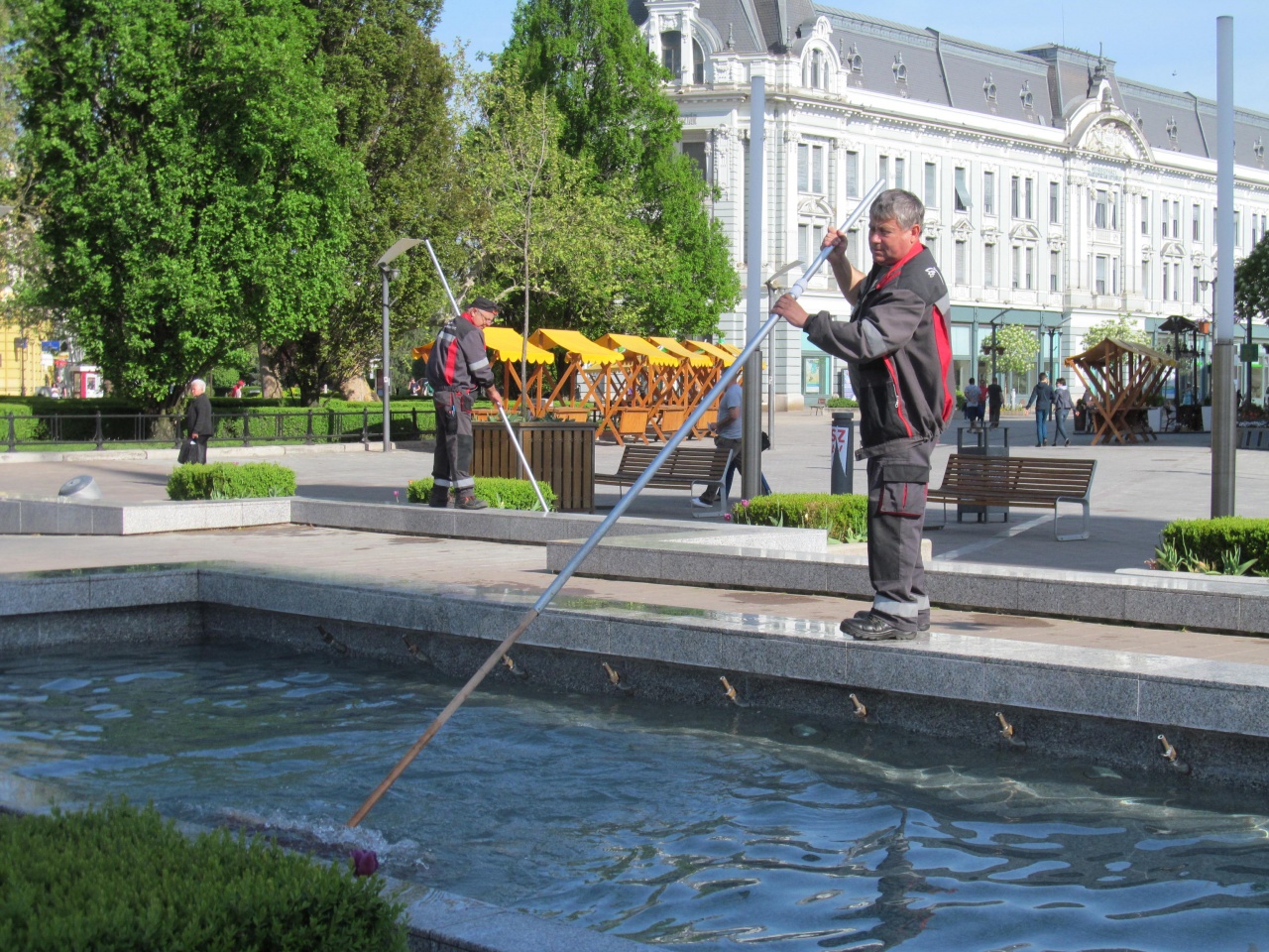 Nyárra hangol a város – A belvárosban és a Bujtoson is elindultak a szökőkutak