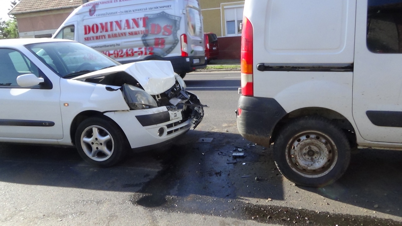 Hármas karambol – A baleset az Orosi úton, a 41-es főútvonal bevezető szakaszán történt