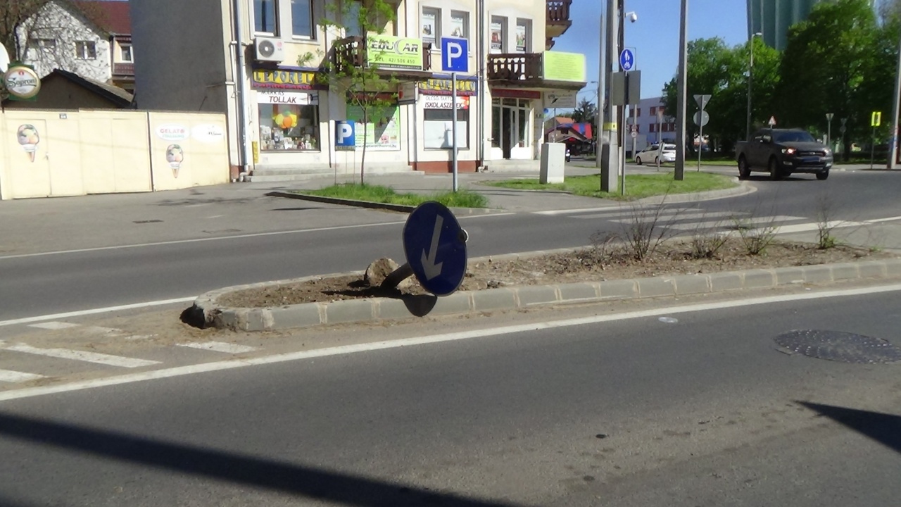 KRESZ-táblát tört ki egy személygépkocsi a Szarvas utcán, majd elhajtott a helyszínről