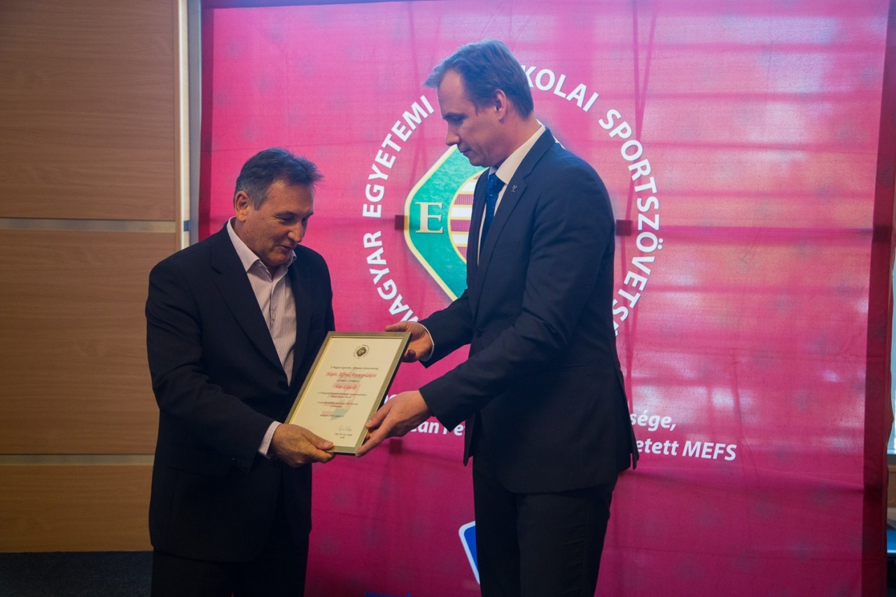Aranyplakett Vas Lászlónak - rangos elismerést kapott az atléták edzője