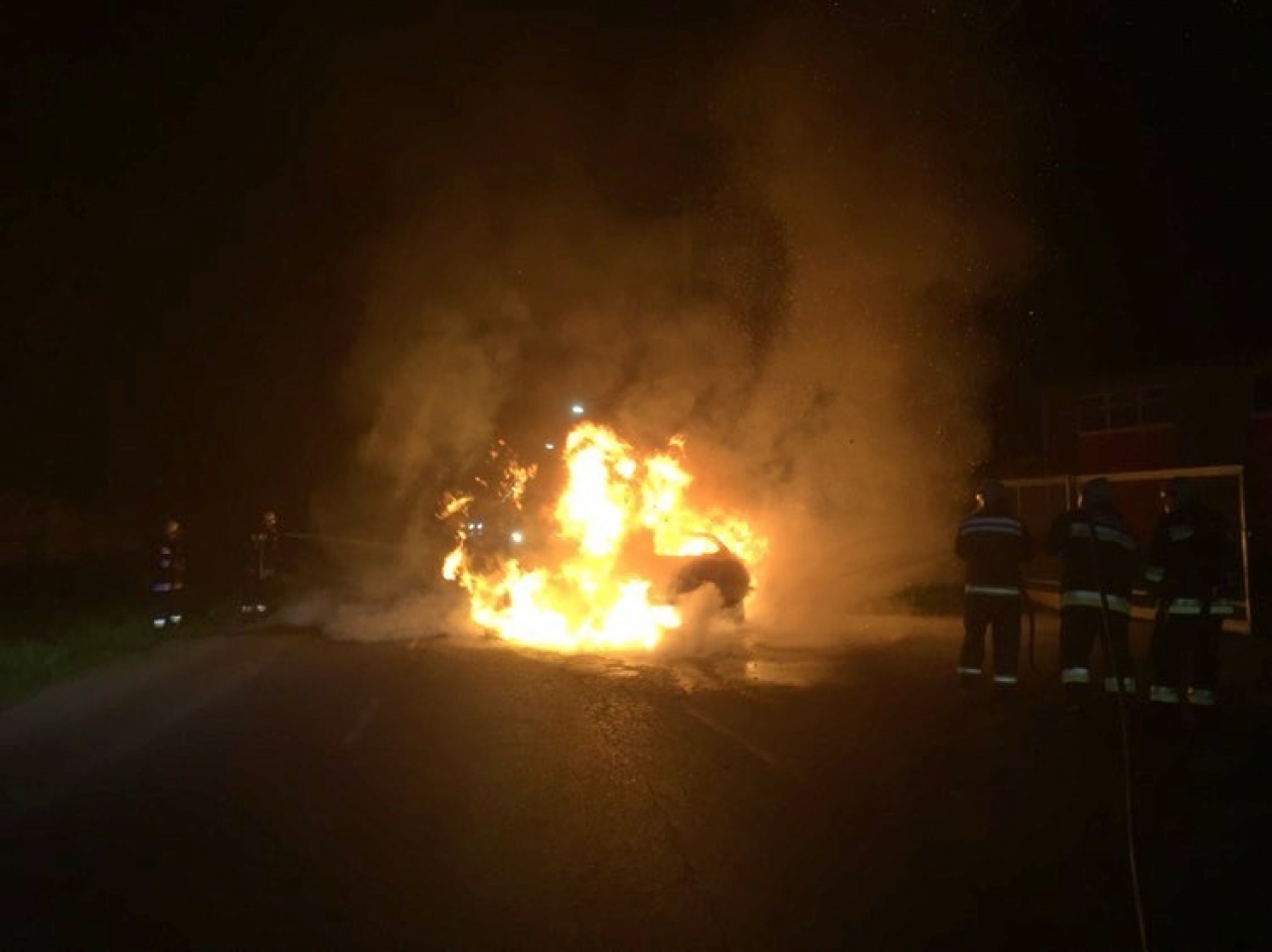 Döbbenetes – Méteres lángok csaptak fel egy autóból Nyíregyházán