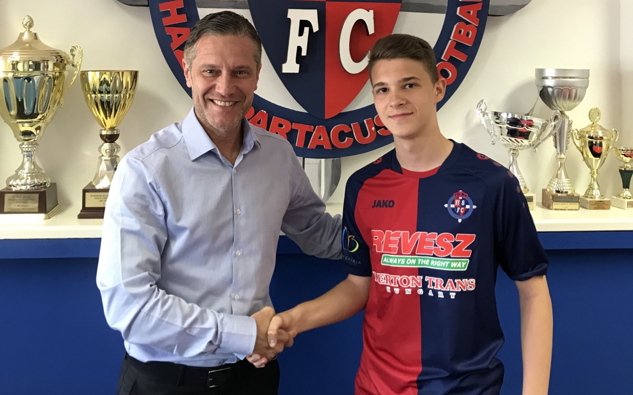 Szerződés - újabb saját nevelésű fiatal labdarúgóval állapodott meg a Szpari