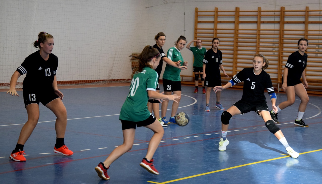 Nem maradt izgalom a végére - simán nyertek a kézis lányok