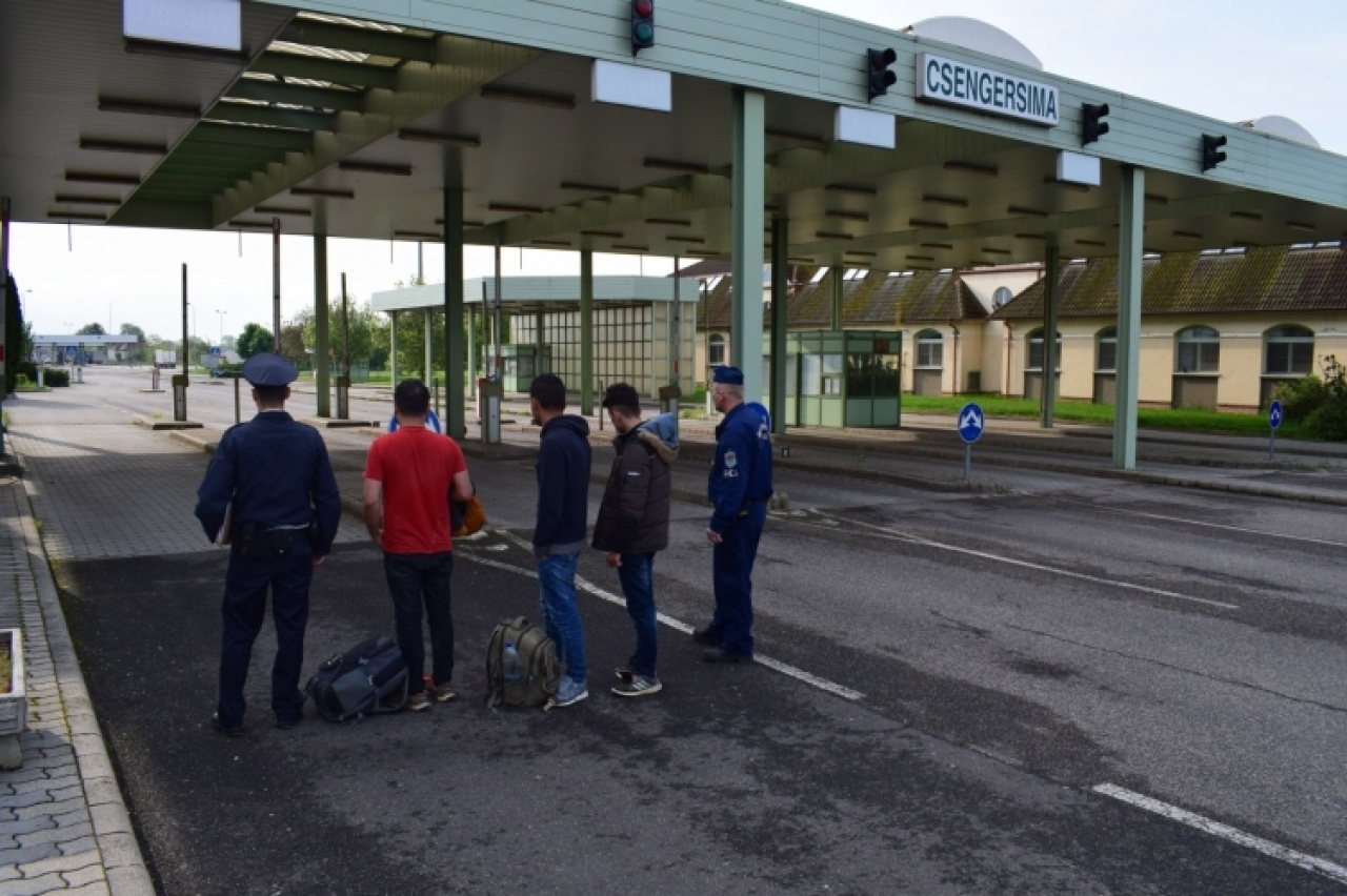 Határsértők elfogása Komlódtótfaluban