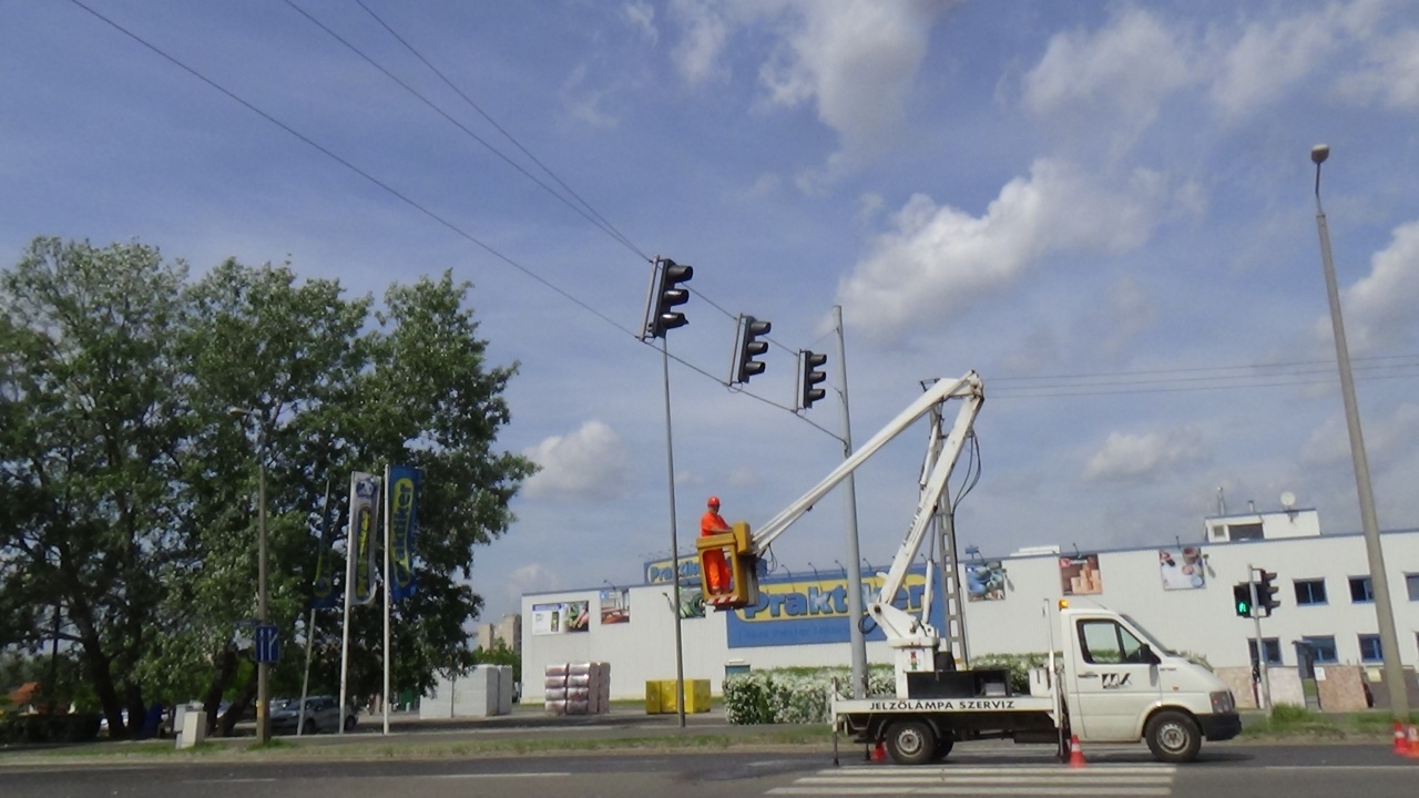 Megkezdték a jelzőlámpák tisztítását a a 41-es számú főútvonalon