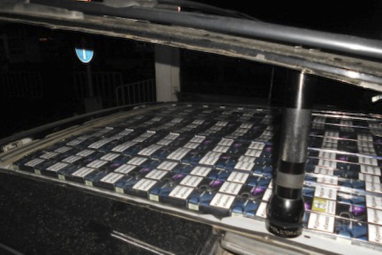 Egymás után buktak le a csempészek Záhonyban – Felhajtható dupla tető alatt volt a cigi