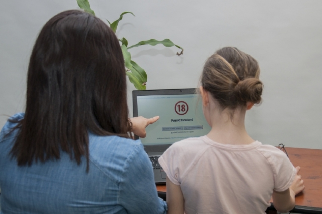 A biztonságos internethasználatért – Digitális gyerekek, digitális szülők