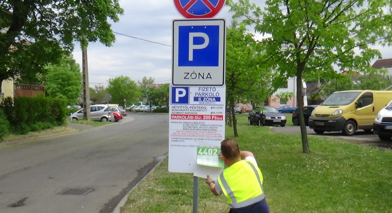 Május elsejétől változik a parkolási rend, megkezdték a tájékoztató táblák felszerelését