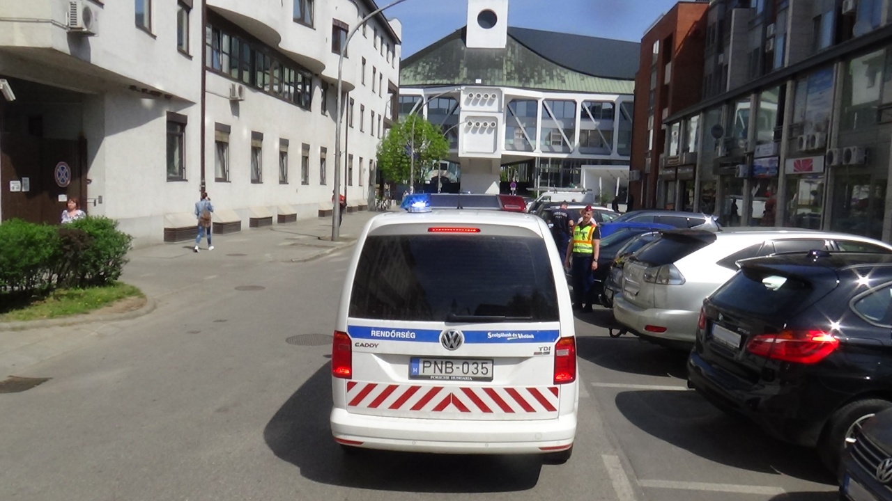 Két parkoló autónak is nekitolatott ma egy figyelmetlen sofőr a Szabadság téren