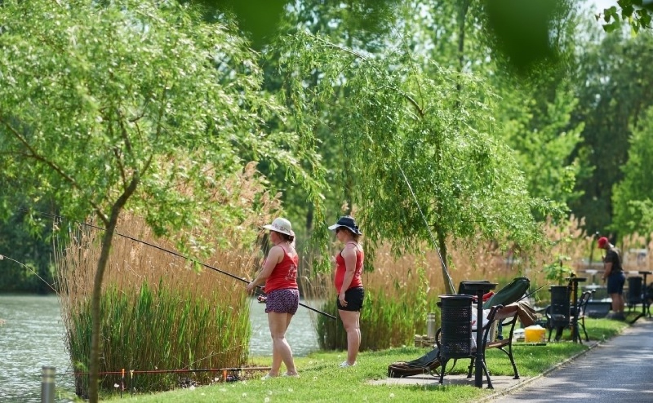 Népszerű program a horgászat Nyíregyházán, számos család a Tüskevár környékét választotta