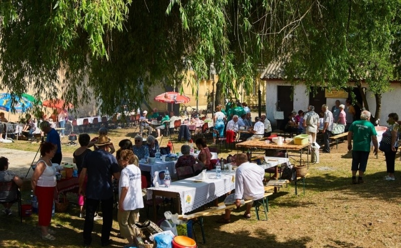 Fergeteges hangulatban kezdődtek meg a majálisozó programok Borbányán