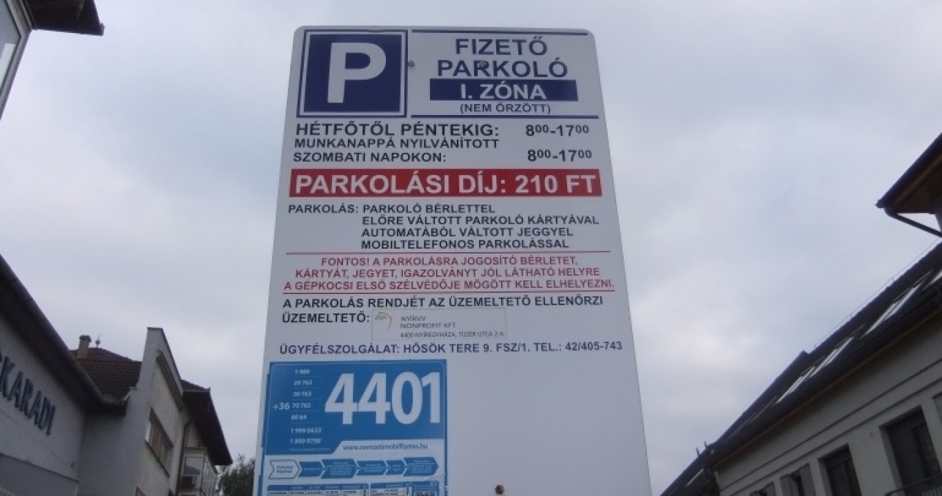 Lakossági kérésre döntöttek – Májustól 1-től újabb parkolókat vontak be a fizetős zónákba
