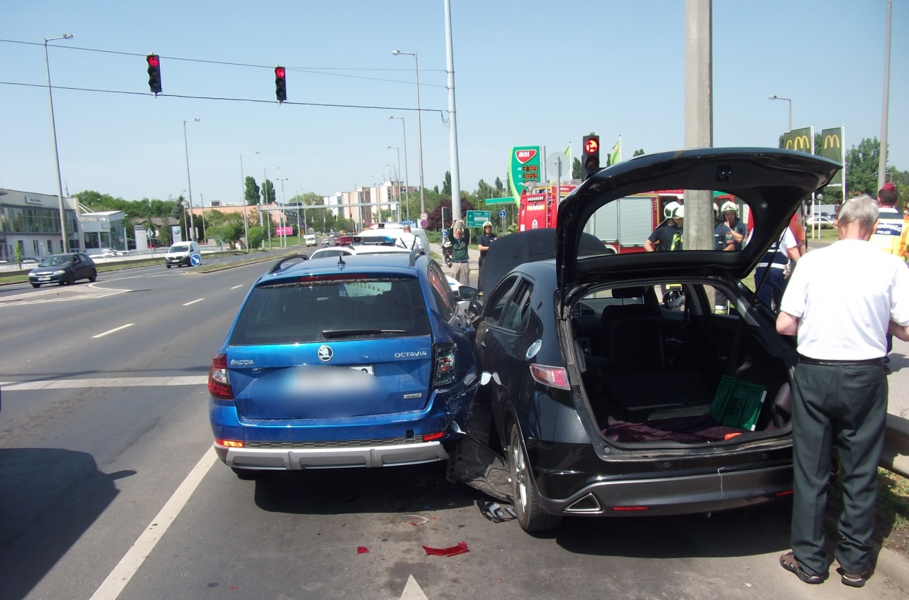 Járműbe szorult utasokat mentettek Nyíregyházán, a László utcán