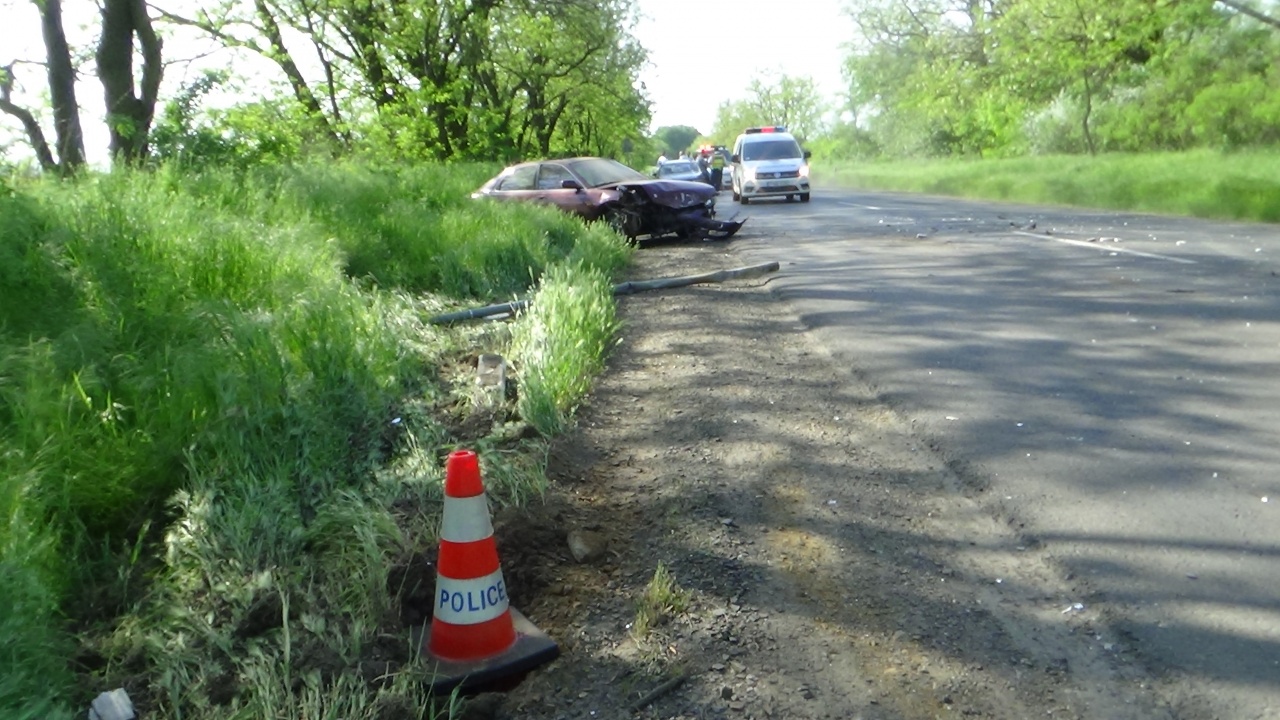 Elvesztette uralmát egy sofőr járműve felett, frontálisan ütközött