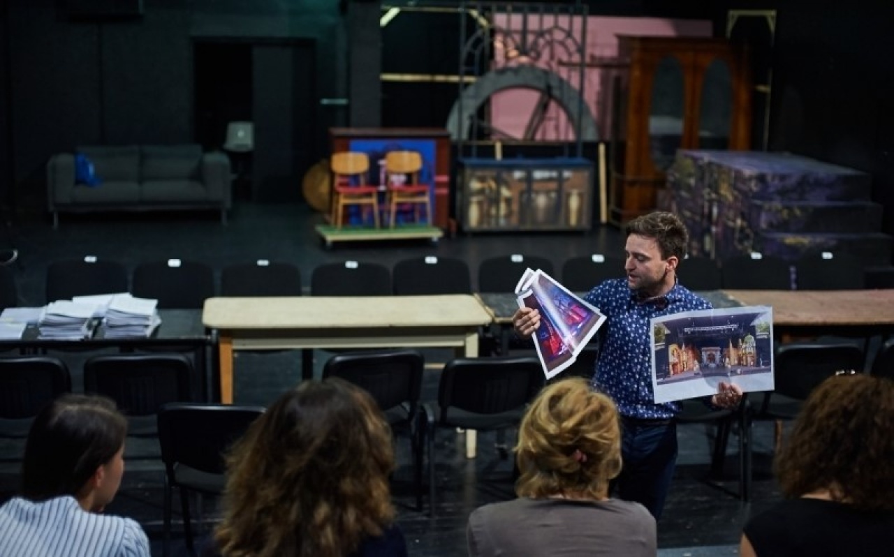 Megkezdődtek a Meseautó olvasópróbái – A legendás filmből musical comedy készül