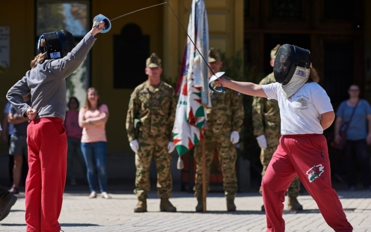 Szablyavívás a Kossuth téren?! Ötödik alkalommal rendezték meg a Magyar Kard Napját!