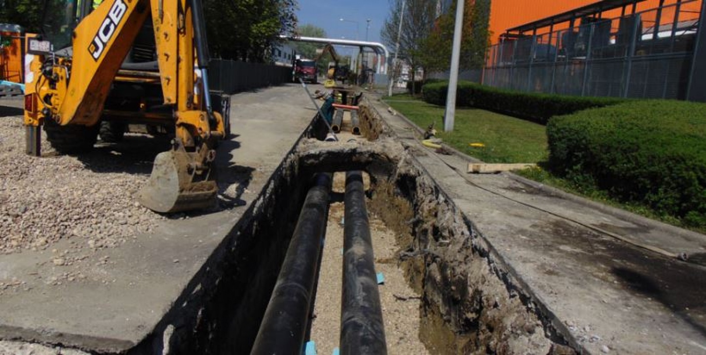 Földbe bújtatják a magasban kígyózó csöveket