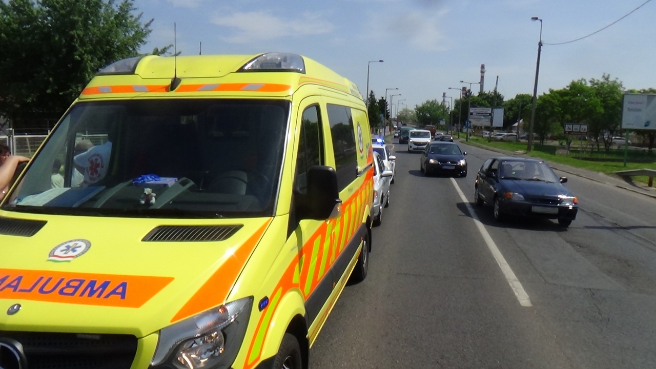 Kórházba szállították a Tiszavasvári úton megsérült kerékpárost