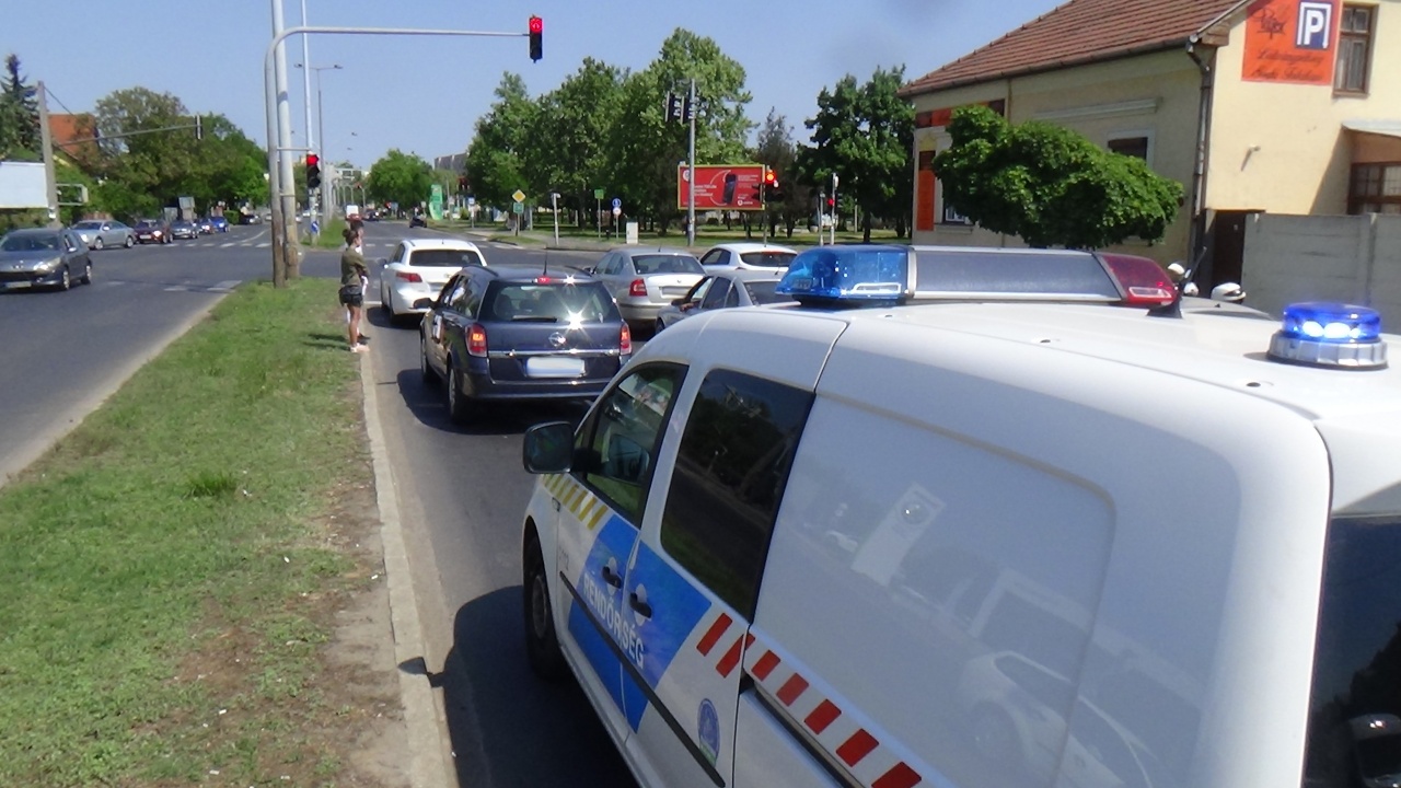 Baleset a Széna téri csomópontban – Piros lámpánál álló járműbe rohantak