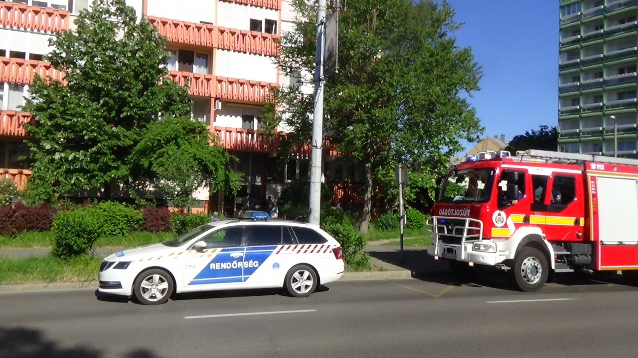 Emelőkosárral mentettek ki egy idős nőt a tűzoltók egy ötödik emeleti nyíregyházi lakásból