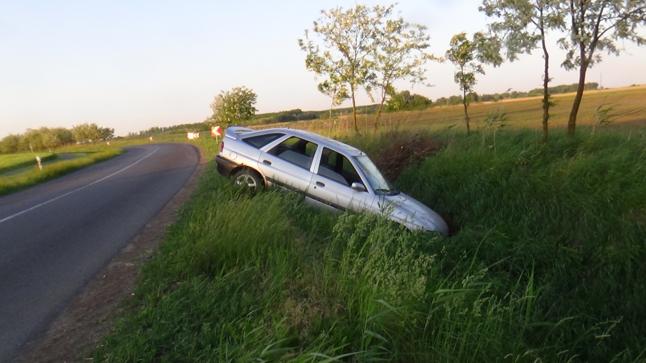 Hova tűnt a sofőr? – Árokba hajtott és felborult egy személygépkocsi Sóstóhegy közelében