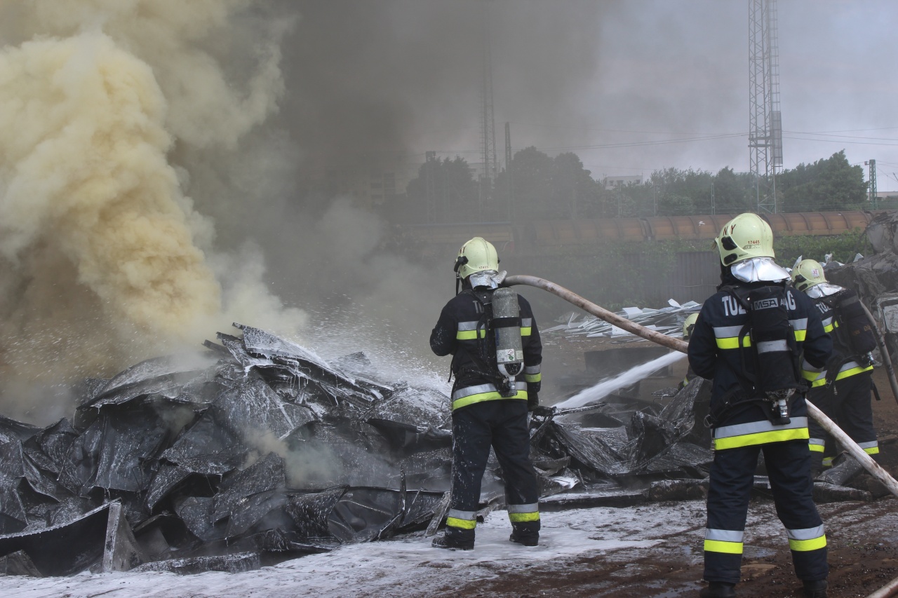 Százötven négyzetméteren csaptak fel a lángok – Használt hűtőgép alkatrészei égtek