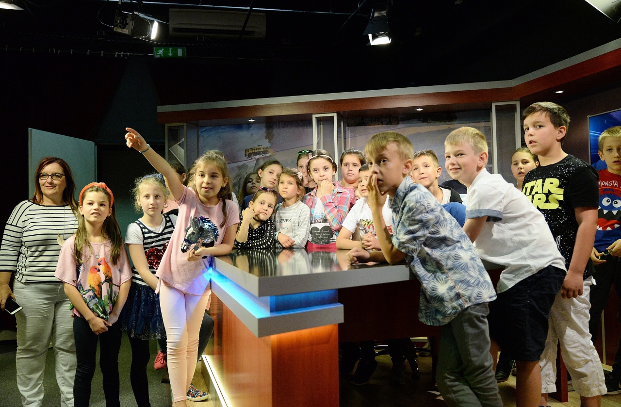 A Nyíregyházi Televízió stúdiójának kulisszatitkaival ismerkedtek meg a Jókai tanulói