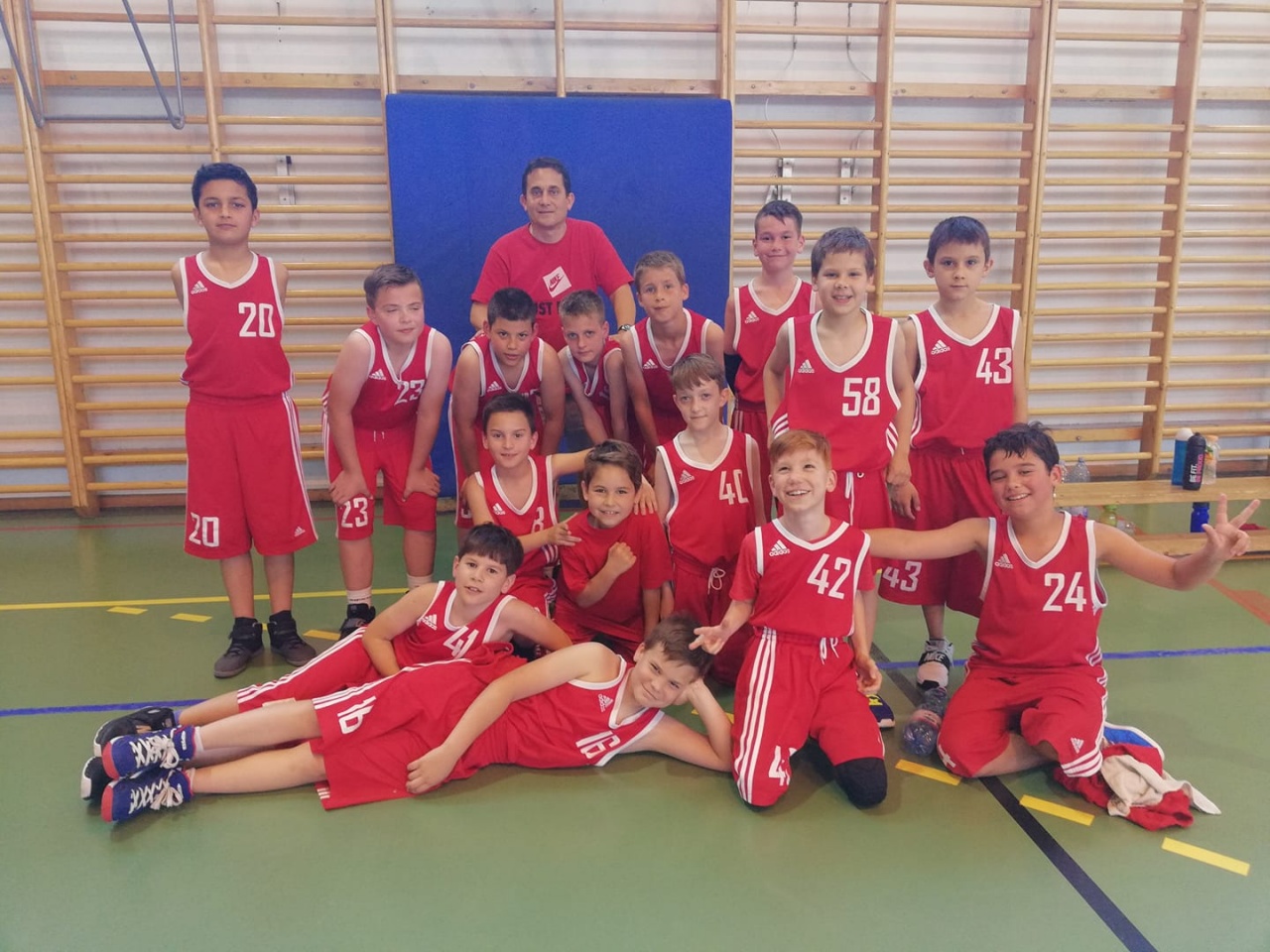 A dobogó második fokára ugrottak a kenguruk - pályán a legkisebb kosarasok