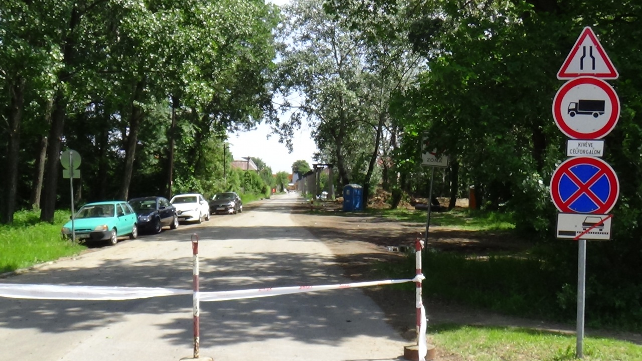 Forgalomkorlátozás az Ibolya utcán – Jó ütemben halad a távfűtési-vezeték építése