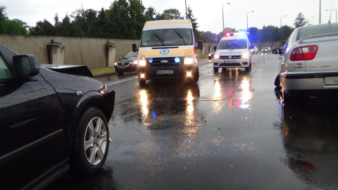 A Korányi és a Garibaldi utca kereszteződésében történt baleset, egy személy kórházban