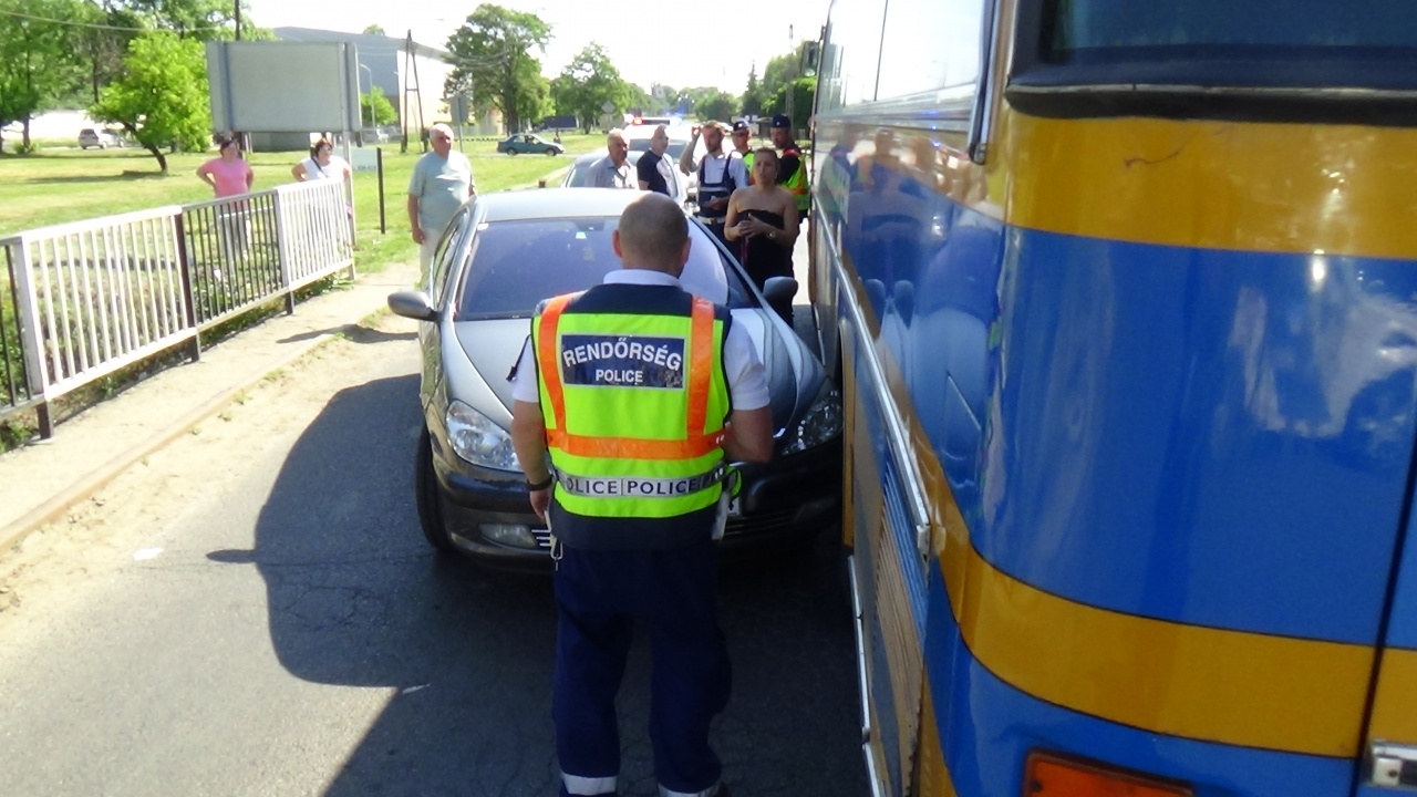 Autóbusszal ütközött egy autó a Simai úton