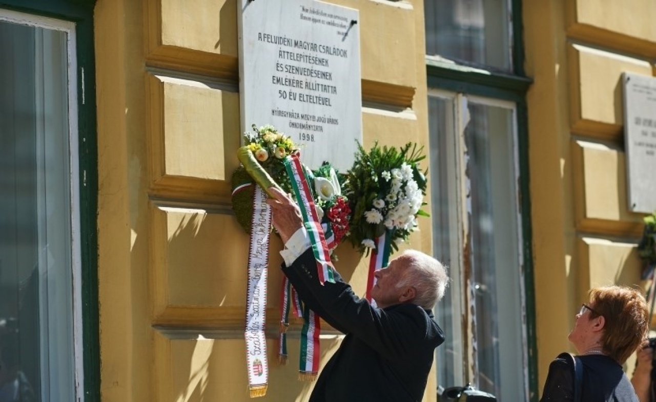 Az áttelepítettekre emlékeztek Nyíregyházán – Több helyszínen tartottak koszorúzásokat