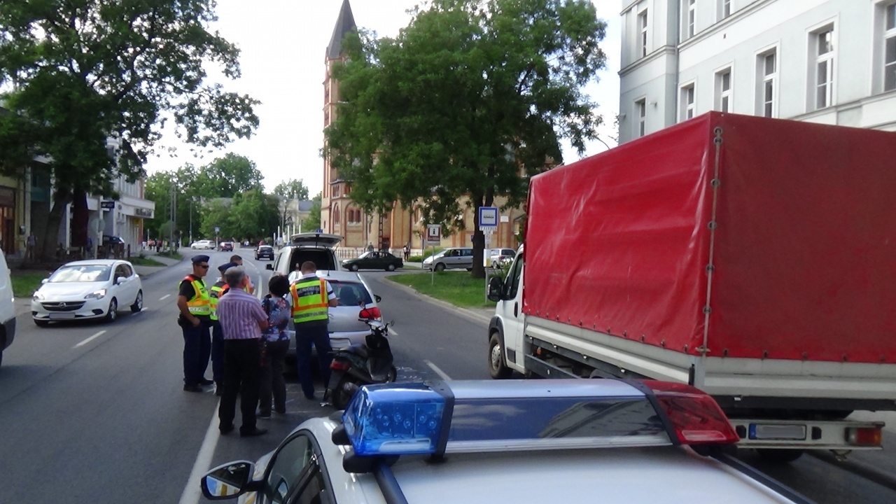 Baleset történt hétfő délután a bíróság épülete előtt, kórházba szállították a robogóst